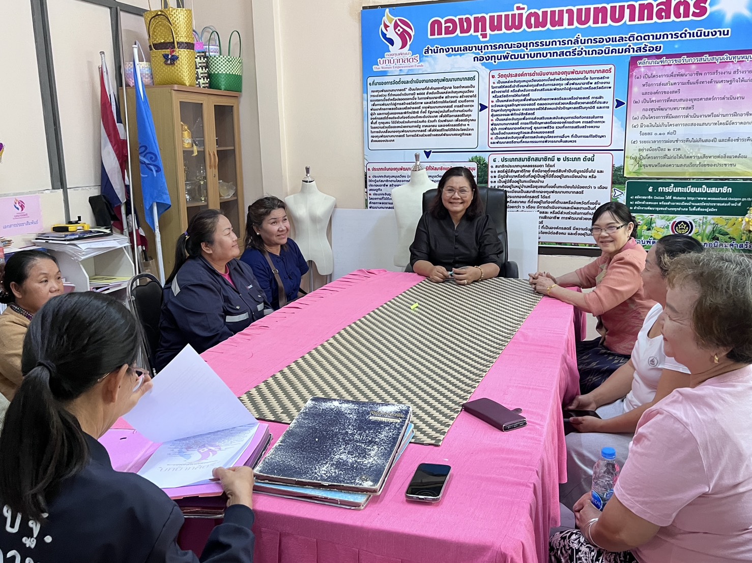 พช.นิคมคำสร้อย : จัดประชุมสมาชิกกองทุนพัฒนาบทบาทสตรี เพื่อจัดทำสัญญากับสมาชิกกองทุนพัฒนาบทบาทสตรี (ประเภทเงินทุนหมุนเวียน) 