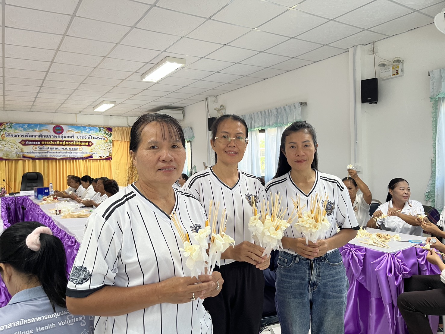 พช.นิคมคำสร้อย : ร่วมจัดทำดอกไม้จันทน์ เพื่อเตรียมความพร้อมสำหรับการจัดพิธีถวายดอกไม้จันทน์ ในงานพระราชพิธีถวายพระเพลิงพระบรมศพสมเด็จพระนางเจ้าสิริกิติ์ พระบรมราชินีนาถ พระบมราชชนนีพันปีหลวง